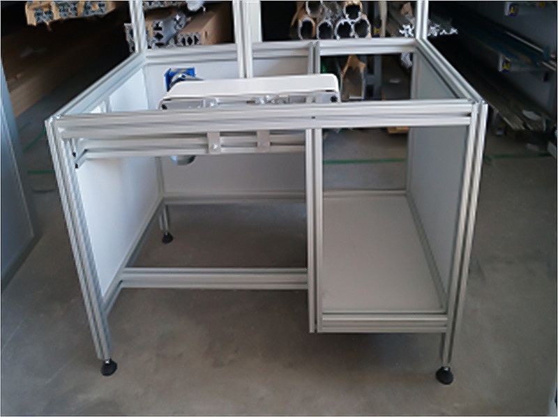 Anwendungsbeispiel: Aluminiumprofil-Arbeitsplatz mit Arbeitsfläche und seitlichen Ablagen
