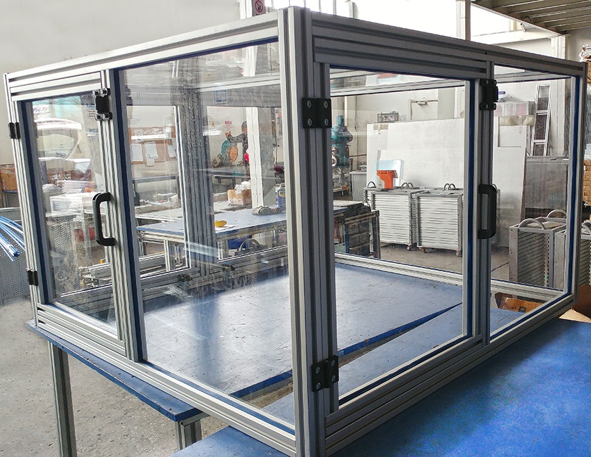 Anwendungsbeispiel einer Aluminiumprofil-Einhausung mit transparenten Flächen und Türen