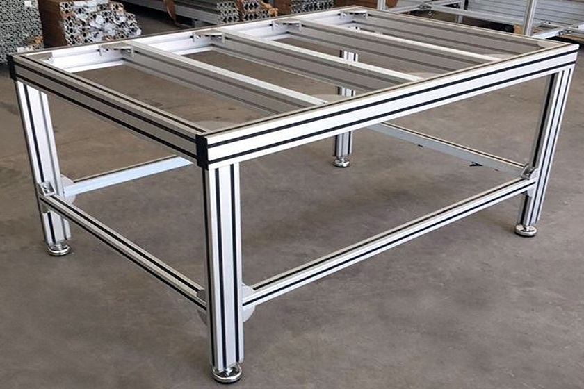 Anwendungsbeispiel: offener Grundrahmen aus Aluminiumprofilen mit Querträgern