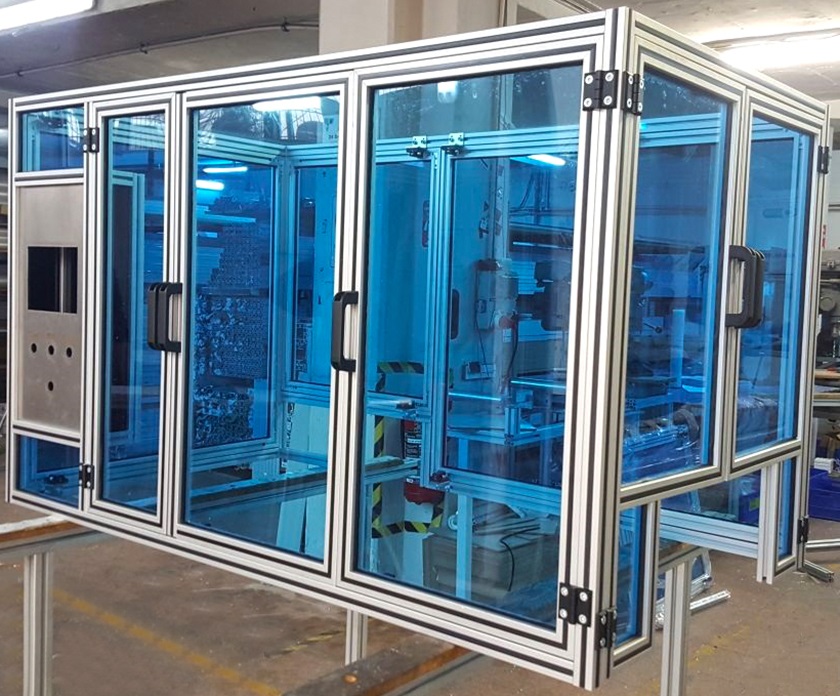 Anwendungsbeispiel: Aluminiumprofil-Aufbau mit blauen transparenten Flächen, mehreren Türen und integrierten technischen Komponenten